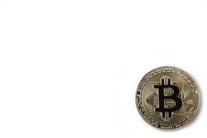 cara de la moneda criptográfica bitcoin dorado aislado sobre fondo blanco. foto