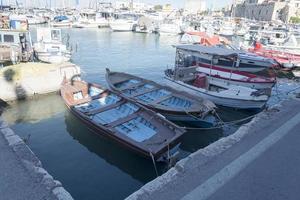 pequeño barco de pesca en el muelle. foto