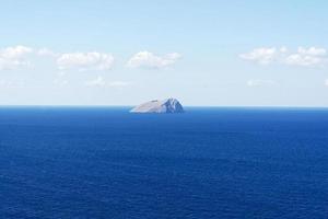 vista de la isla en el mar cerca de creta. foto