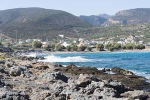 el mar y las montañas de creta. foto