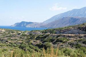 el mar y las montañas de creta. foto