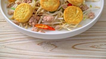 brotes de soja salteados, huevo tofu y carne de cerdo picada - estilo de comida asiática video