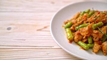 stir-fried pork with red curry paste and sting bean video