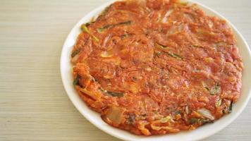 crêpe coréenne au kimchi ou kimchijeon - œuf mélangé frit, kimchi et farine - style coréen video