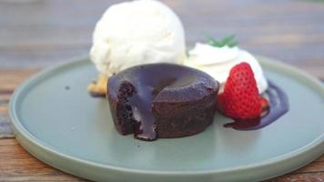 lava al cioccolato con gelato alla vaniglia e panna da montare sul piatto