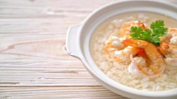 zuppa di porridge o riso bollito con ciotola di gamberi video