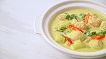 Sopa de curry verde con albóndigas video