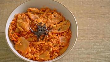 arroz frito kimchi con carne de cerdo en rodajas - estilo de comida coreana