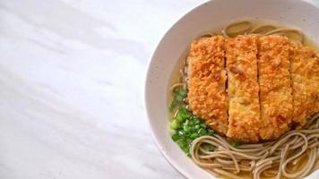 fideos soba ramen con chuleta de cerdo frita japonesa o tonkatsu - estilo de comida asiática video