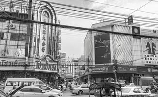 bangkok, tailandia, 22 de mayo de 2018, tráfico pesado en la ciudad de china, bangkok, tailandia, en blanco y negro.