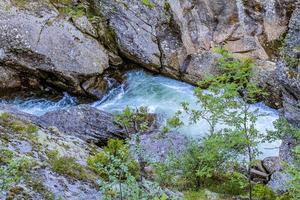 Corriente de agua del río de la cascada rjukandefossen, hemsedal, noruega. foto