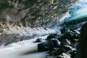 cuevas de hielo en el glaciar de jokulsarlon, islandia foto