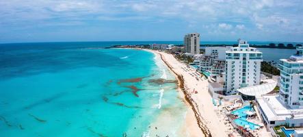 volando sobre la hermosa zona de playa de Cancún. foto