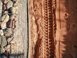 piedras y arena camino terreno tres texturas alineadas con huellas foto
