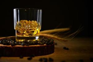 whisky hecho de malta y cebada y producido en escocia que este es el whisky escocés que es la bebida de whisky más popular. foto