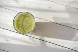 leche de avena matcha en un vaso. concepto de bebidas saludables. foto