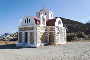 vista de la iglesia de pie en la costa. Creta. Grecia. foto