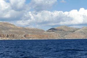 el mar y las montañas de creta. foto