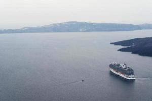 hermoso paisaje con vistas al mar. crucero en el mar cerca de nea kameni, una pequeña isla griega en el mar Egeo cerca de santorini. foto