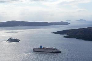 hermoso paisaje con vistas al mar. crucero en el mar cerca de nea kameni, una pequeña isla griega en el mar Egeo cerca de santorini. foto