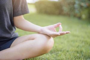 primer plano de una mujer haciendo meditación en el exterior foto