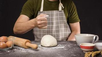un hombre está horneando panadería casera foto