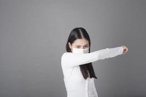 retrato de mujer con mascarilla quirúrgica en estudio, concepto de atención médica foto