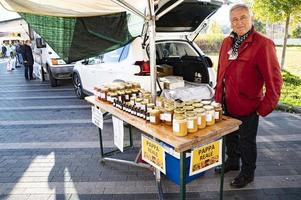 vendedor ambulante y su puesto de miel foto