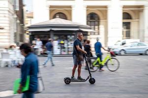 Terni, Italia, 29 de septiembre de 2021 - persona en un scooter en la ciudad foto