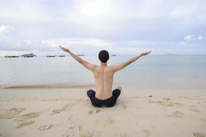 hombre feliz disfrutando y relajándose en el concepto de playa, verano y vacaciones foto