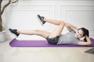 fitness mujer ejercicio en casa foto