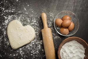 Ingredientes panadería en mesa de madera negra foto