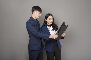 retrato de un hombre de negocios y una mujer de negocios consultora profesional en el estudio foto