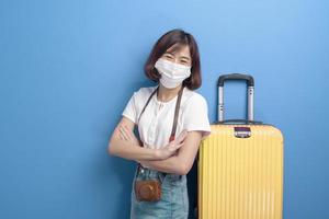 retrato de una joven viajera con mascarilla, nuevo concepto de viaje normal foto