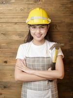 retrato técnico de mujer sobre fondo de madera foto