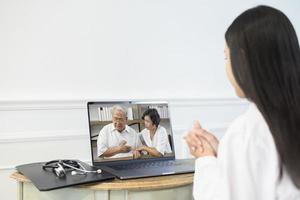doctora haciendo videollamadas en redes sociales con pacientes consultando sobre problemas de salud. foto
