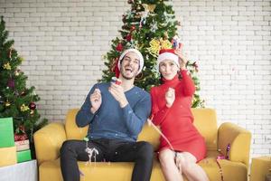 atractiva pareja caucásica de amor están celebrando la navidad en casa foto