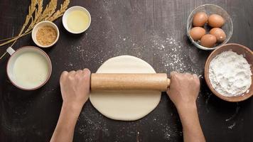 un hombre está horneando panadería casera foto