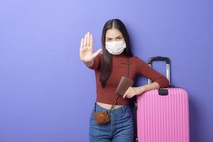 retrato de una joven viajera con mascarilla, nuevo concepto de viaje normal foto