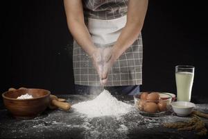 un hombre está horneando panadería casera foto