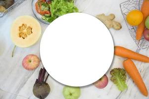 varias frutas y verduras con tarjeta de papel blanco. endecha plana concepto de alimentación saludable. foto