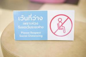 medida de distanciamiento social para la prevención de covid-19 en el centro comercial, tailandia foto