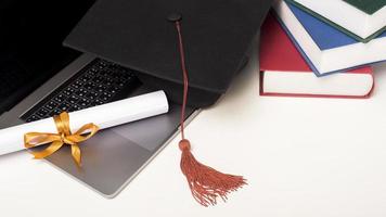 gorra de graduación con computadora portátil, concepto de educación en línea foto