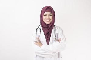 hermosa mujer doctora con hijab retrato sobre fondo blanco