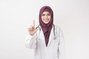 hermosa mujer doctora con hijab retrato sobre fondo blanco foto