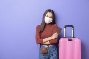 retrato de una joven viajera con mascarilla, nuevo concepto de viaje normal foto