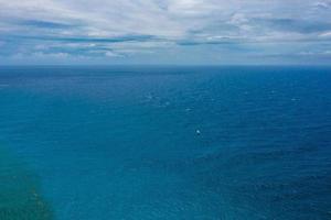 textura de mar azul turquesa con olas y espuma. foto