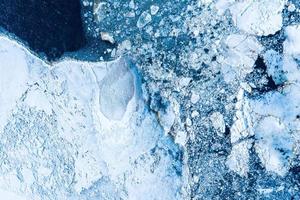 grandes trozos de bloques de hielo formando un hermoso patrón, después de que el barco rompehielos pasara y aplastara el hielo densamente empaquetado. foto