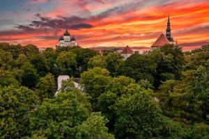 vista aérea del casco antiguo de tallin en un hermoso día de verano foto