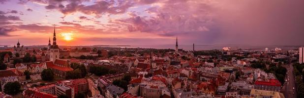 vista panorámica de la antigua ciudad de tallin al atardecer púrpura, estonia. foto